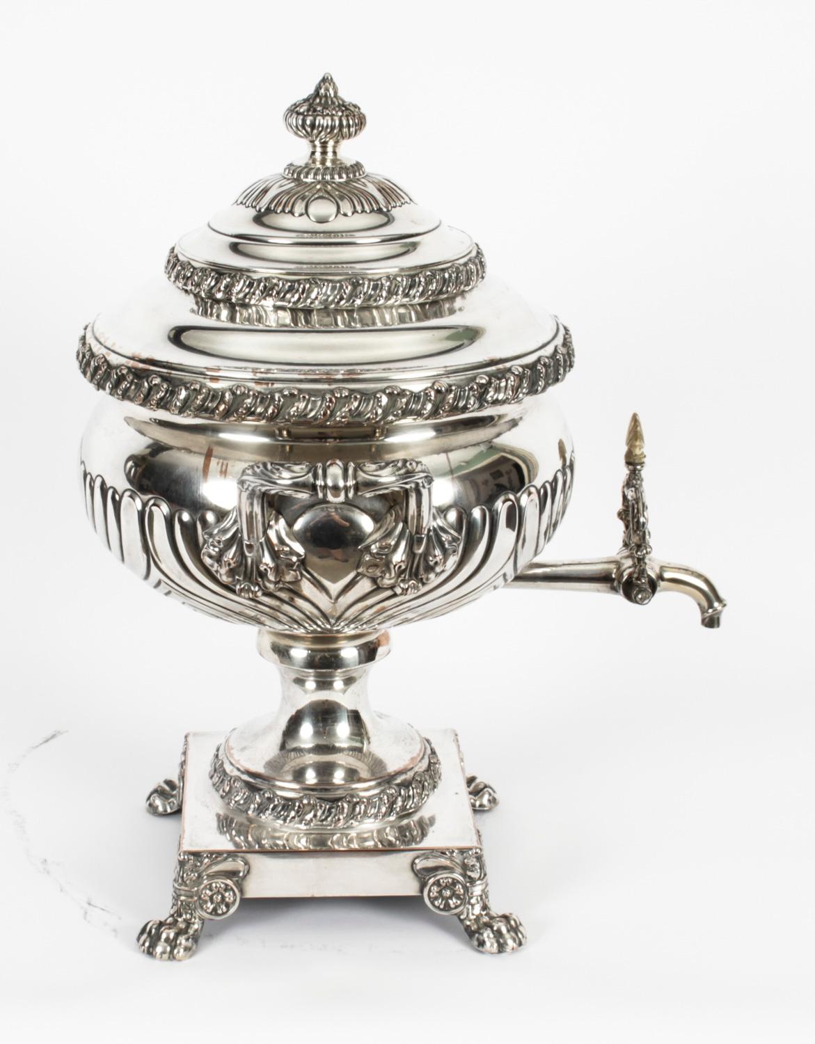 Maravillosa urna de té antigua de la Regencia, chapada en plata de Sheffield, datada hacia 1820.

Este bonito samovar antiguo de Old Sheffield está chapado en plata sobre cobre, con un remate en forma de lengüeta, asas foliadas y un grifo