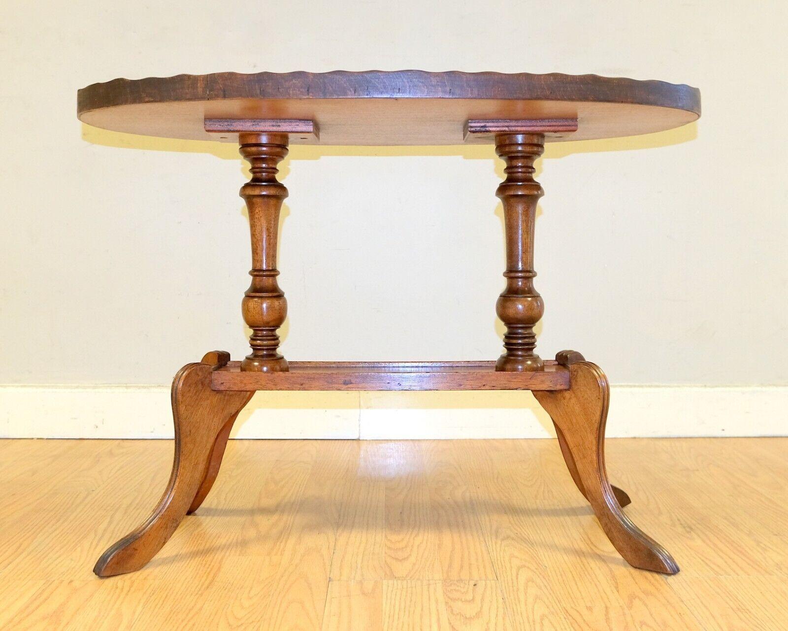 English ANTIQUE REGENCY OVAL YEW WOOD PiE CRUST EDGE COFFEE TABLE ON SABER FEET For Sale