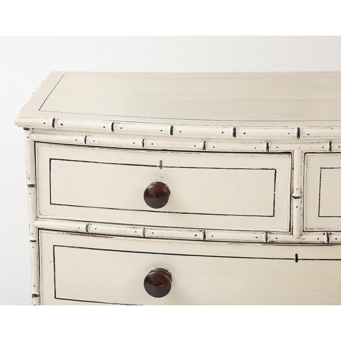 - Questa cassettiera Regency dipinta a mano presenta accenti in finto bambù e pomelli scuri.

- Con 5 cassetti spaziosi e un'elegante tavolozza in bianco e nero, è un pezzo di transizione che si adatta a una miriade di ambienti.

- Questa cassapanca