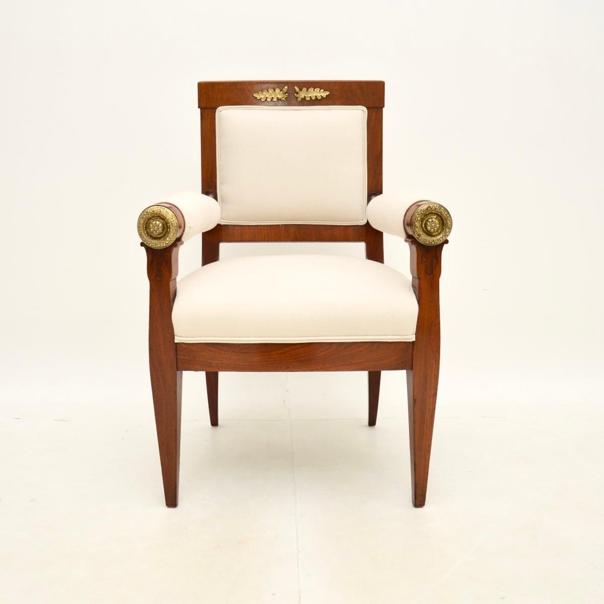 Superbe fauteuil ancien de la période Regency, fabriqué en Angleterre et datant d'environ la période 1815-1830.

Il est d'une qualité exceptionnelle, avec de superbes montures en bronze doré sur l'accoudoir et le haut du dossier. Il est d'une grande