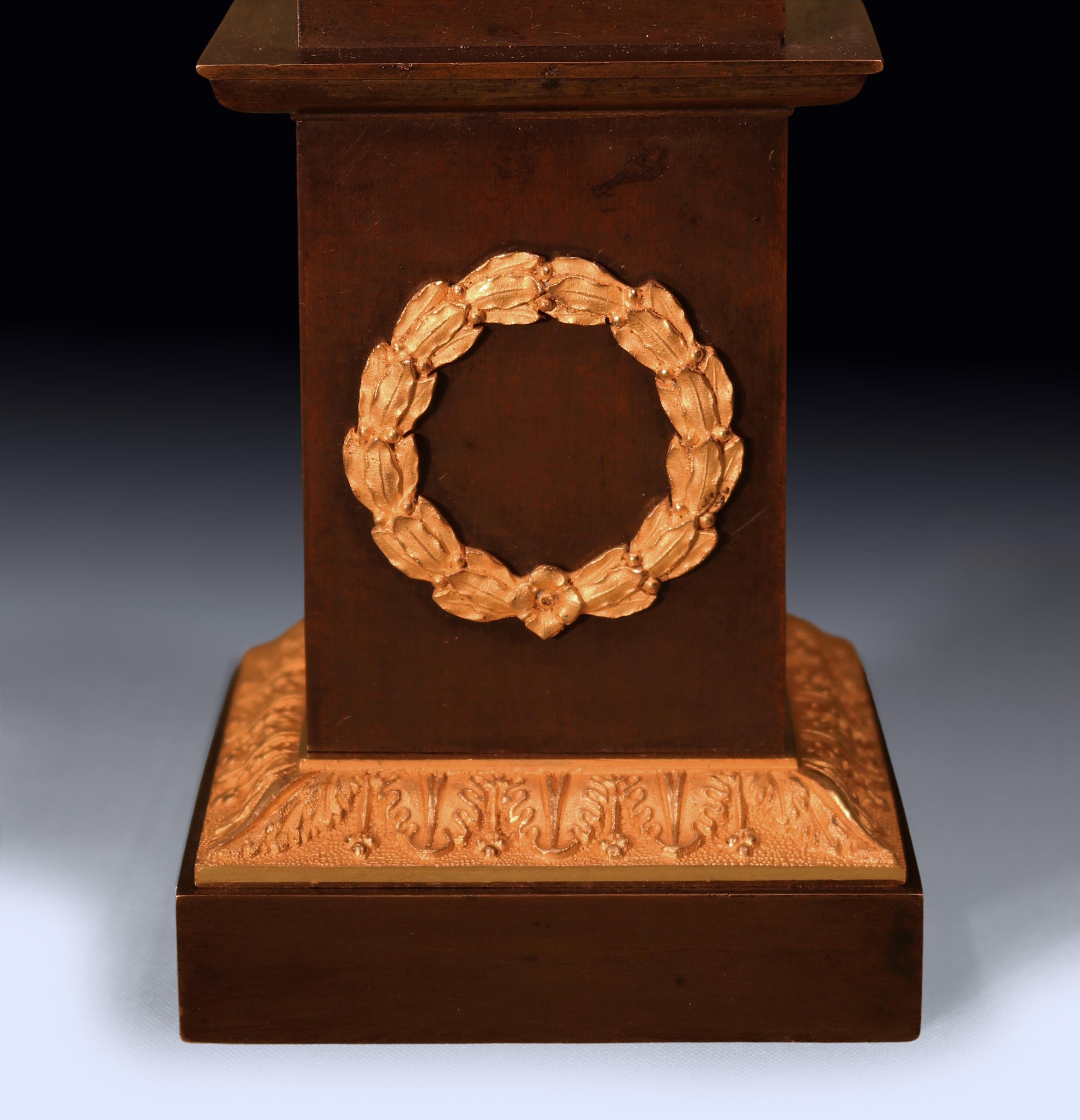 Anglais Urnes Campana en bronze et bronze doré d'époque Régence en vente