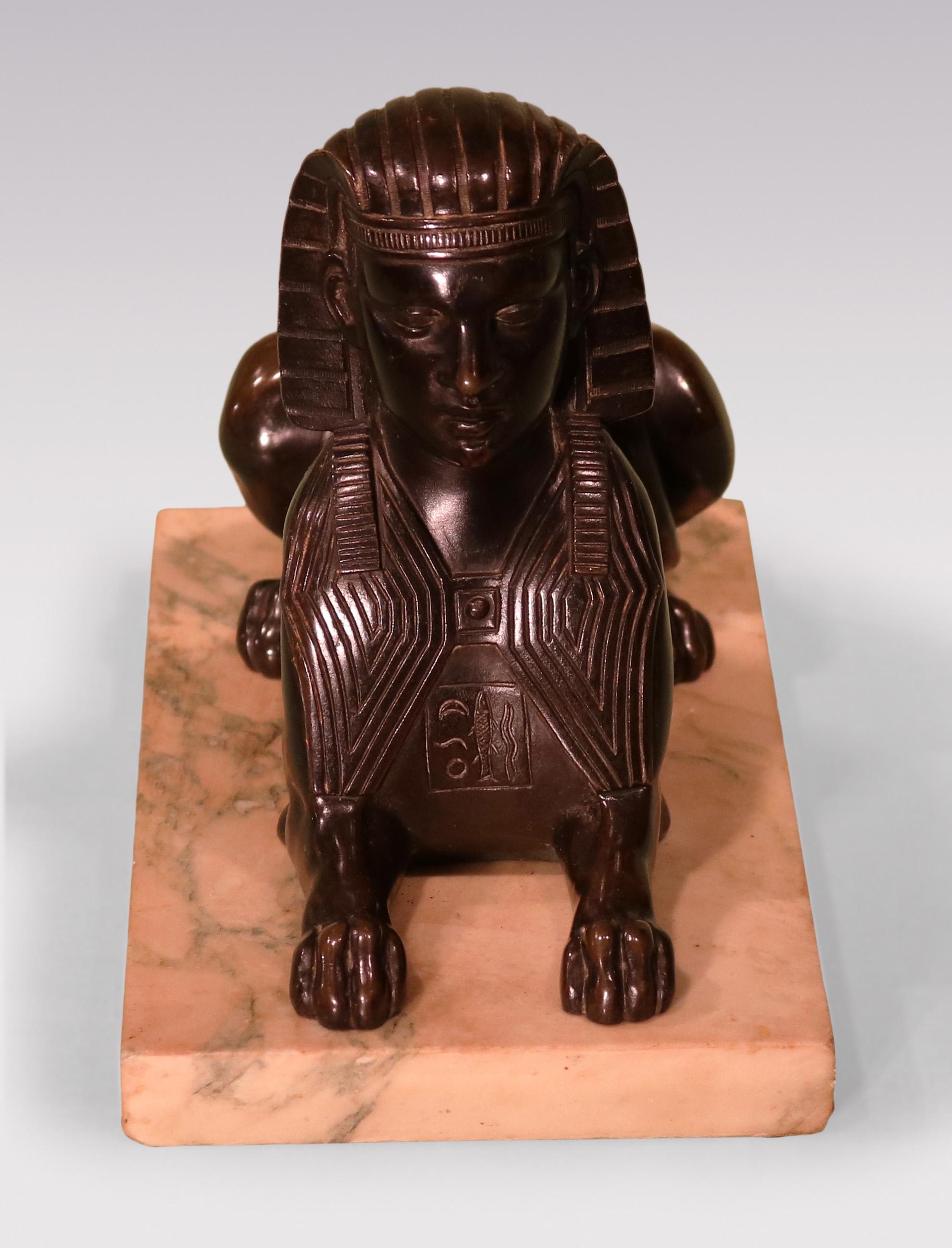 Néo-égyptien Sphinx en bronze ancien d'époque Régence sur un socle en marbre de Sienne en vente