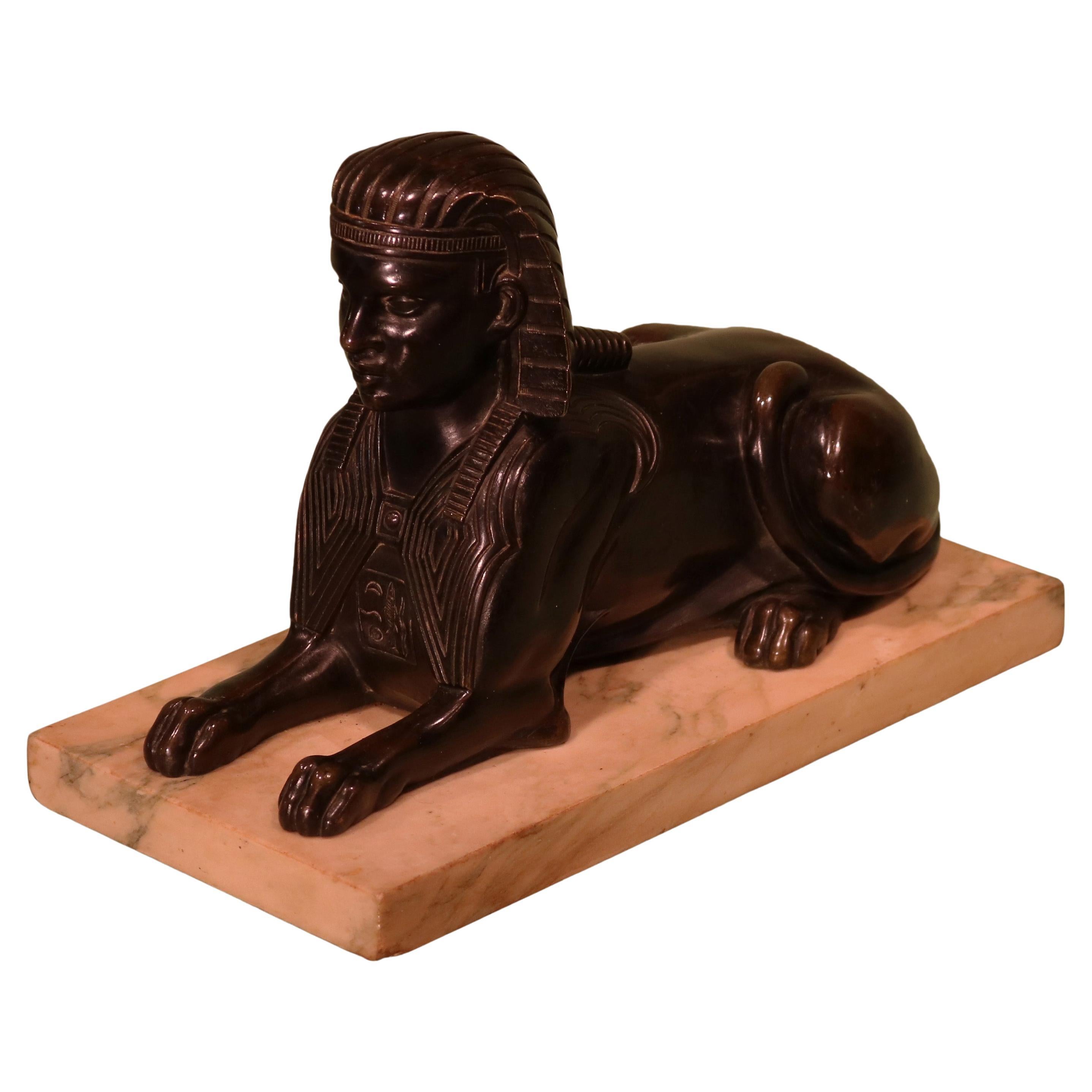 Antigua figura de bronce de época Regencia de una Esfinge sobre una base de mármol de Siena