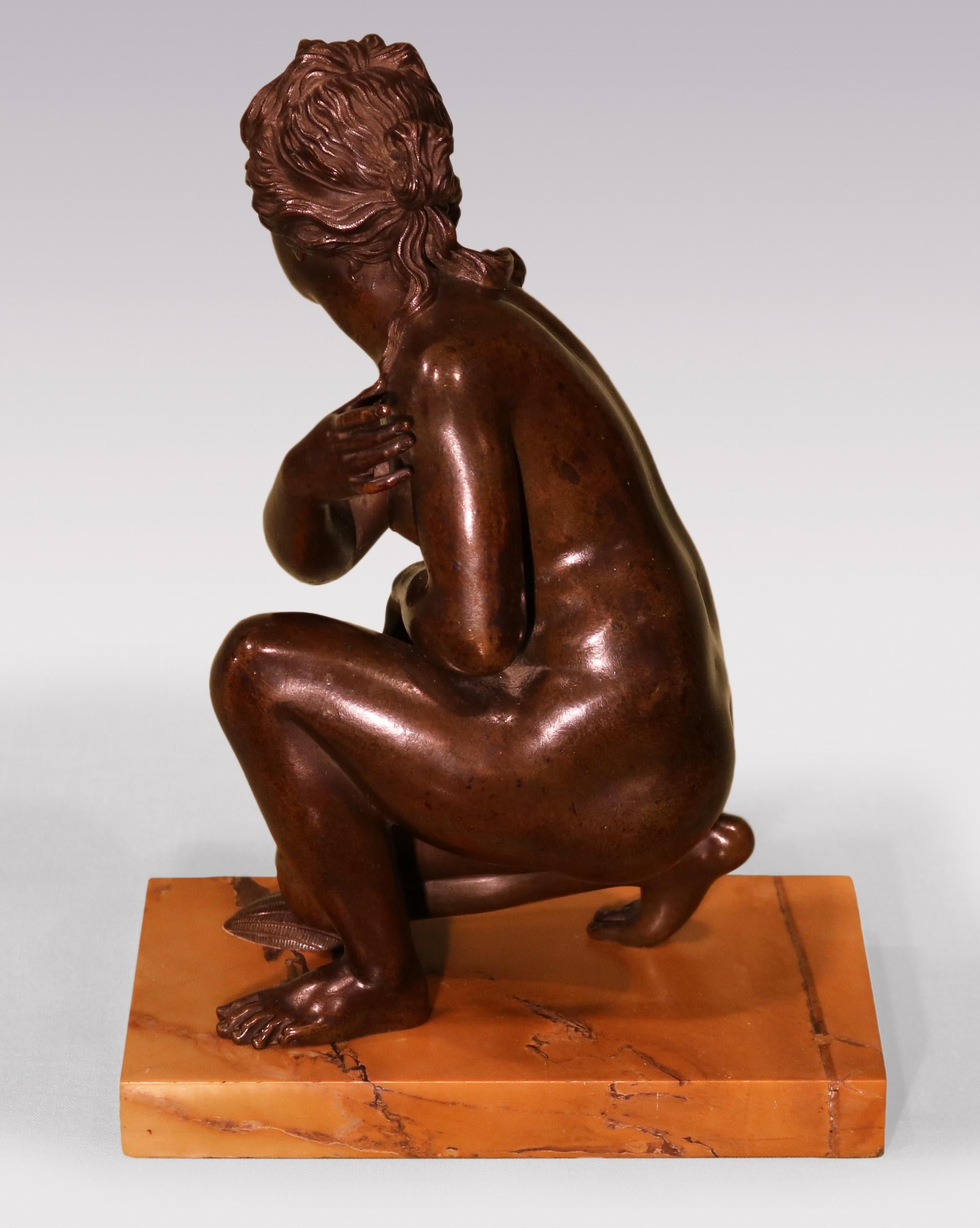 Antique Regency period bronze figure of Crouching Venus In Good Condition For Sale In London, GB