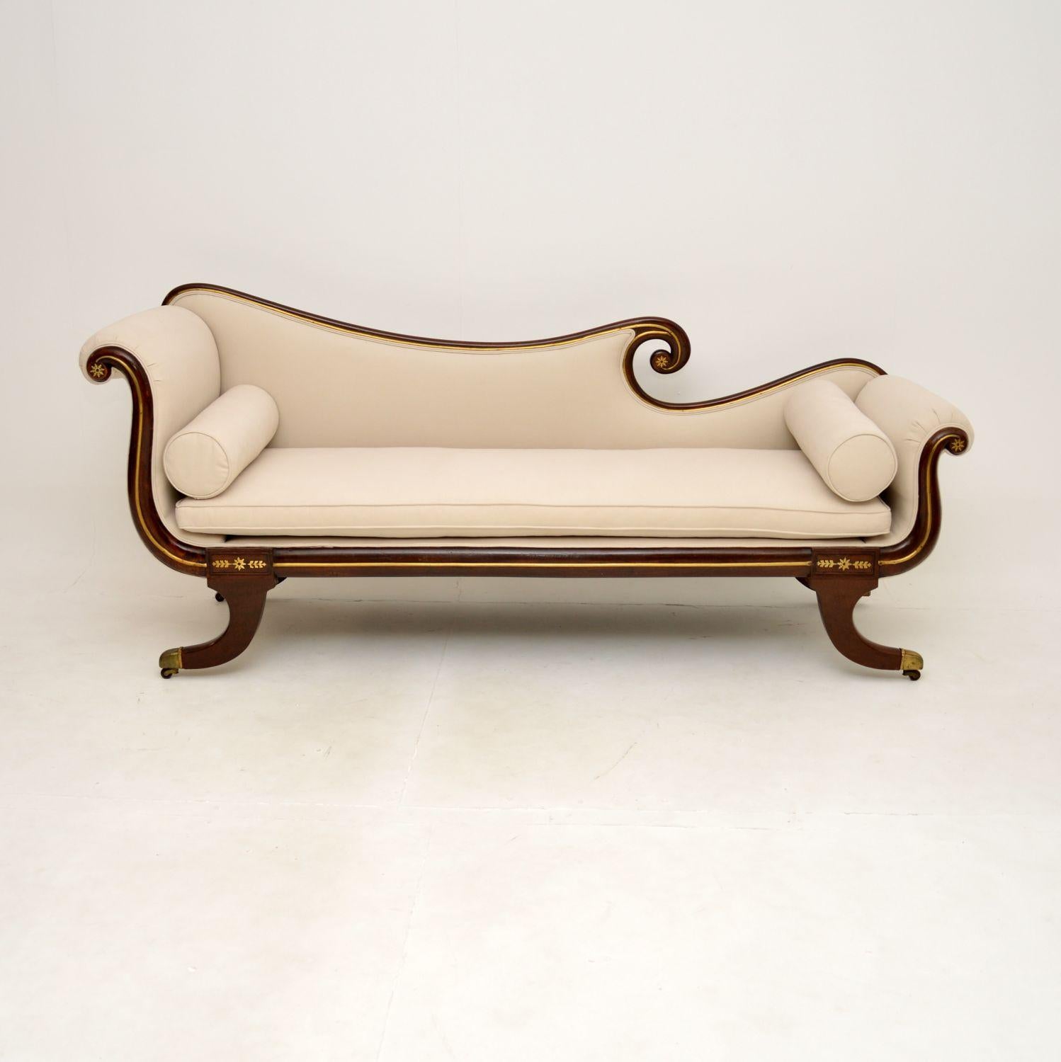 An extremely beautiful and impressive antique Regency period chaise longue. This was made in England, it dates from around the 1810-1820’s.

The quality is outstanding, this has a gorgeous sweeping design and it is very well made. The frame has