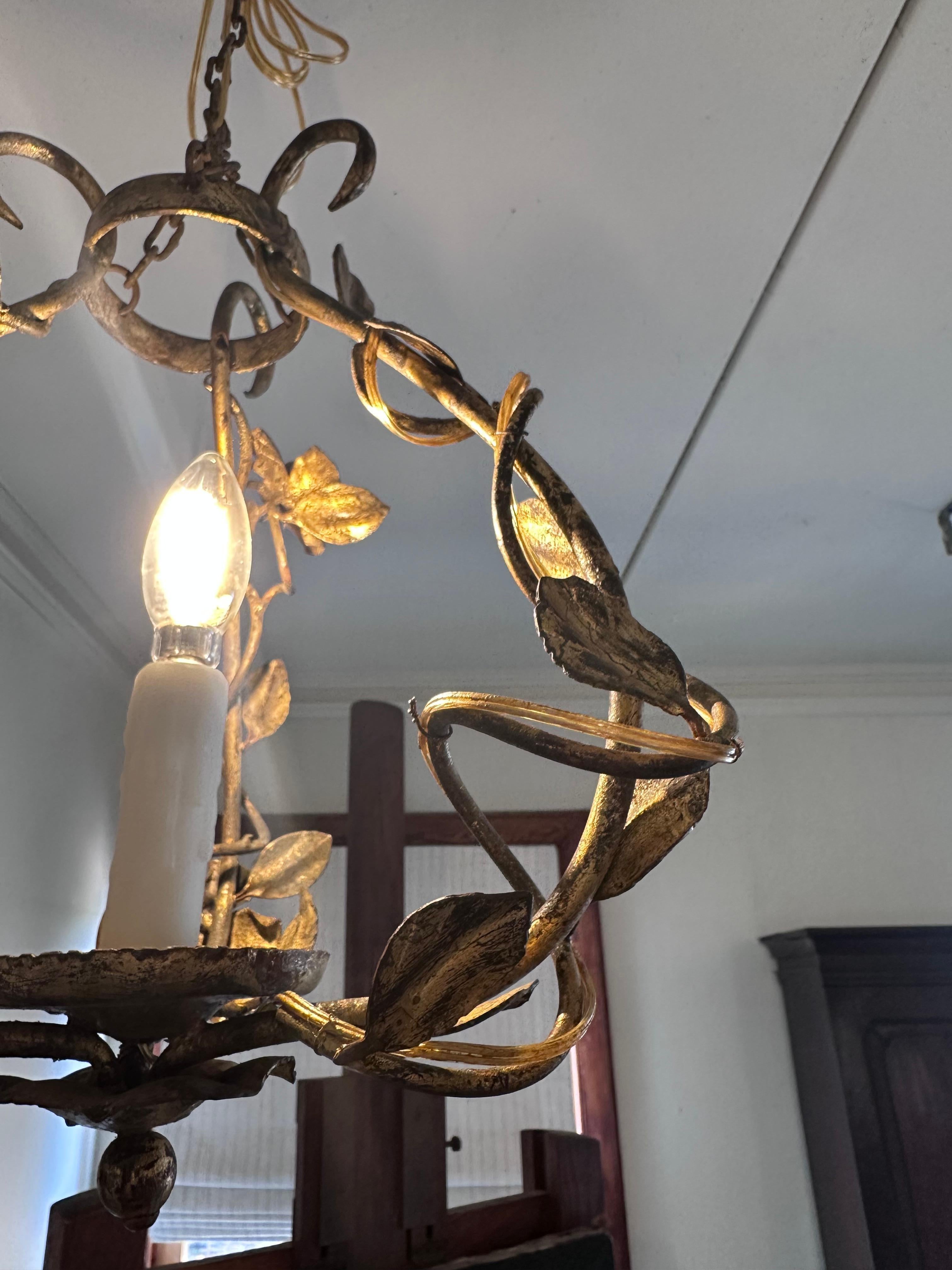 Antique Regency Period Gilded Chandelier Floral Motif Bon état - En vente à Baton Rouge, LA