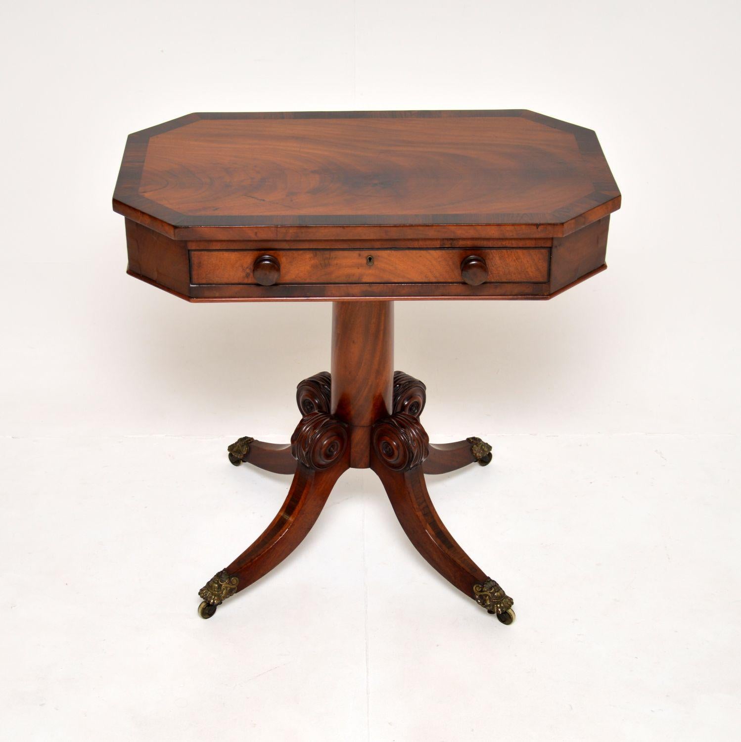 Une fantastique table d'appoint antique en marqueterie d'époque Régence. Fabriqué en Angleterre, il date d'environ 1815-1830.

Il est de superbe qualité et d'une taille très utile. Le tiroir supérieur est unique et présente des joints à queue