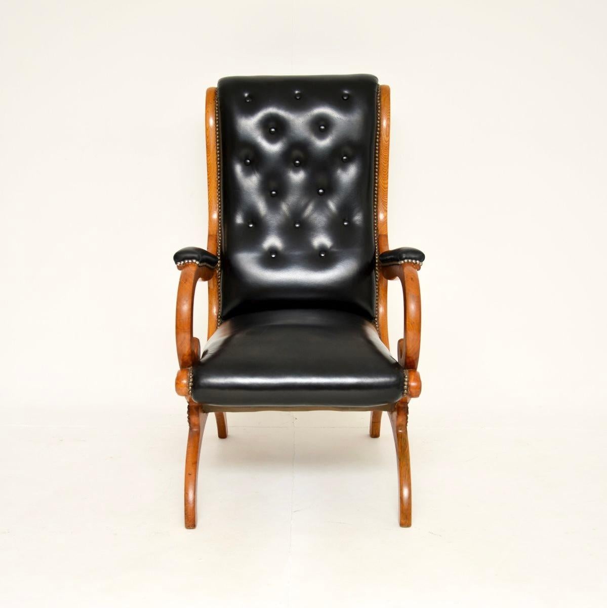Impresionante sillón de cuero antiguo de la época de la Regencia. Se fabricó en Inglaterra y data aproximadamente de los años 1830-40.

Es de una calidad excepcional y resulta muy cómodo relajarse en ella. El marco es de roble macizo, que tiene un