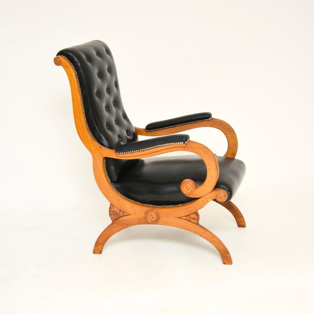 Sillón de cuero antiguo de la época de la Regencia Británico en venta