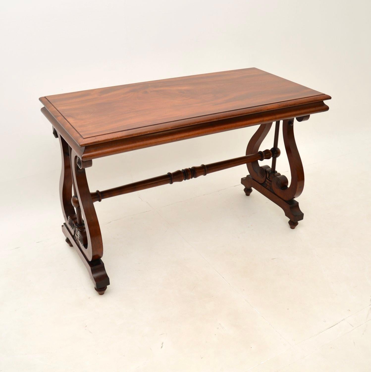 Une fantastique table de bibliothèque / bureau Regency antique. Fabriqué en Angleterre, il date de la période 1820-1840.

Il est d'une très grande qualité et d'une taille très utile. Le plateau rectangulaire a des bords joliment moulés, il repose