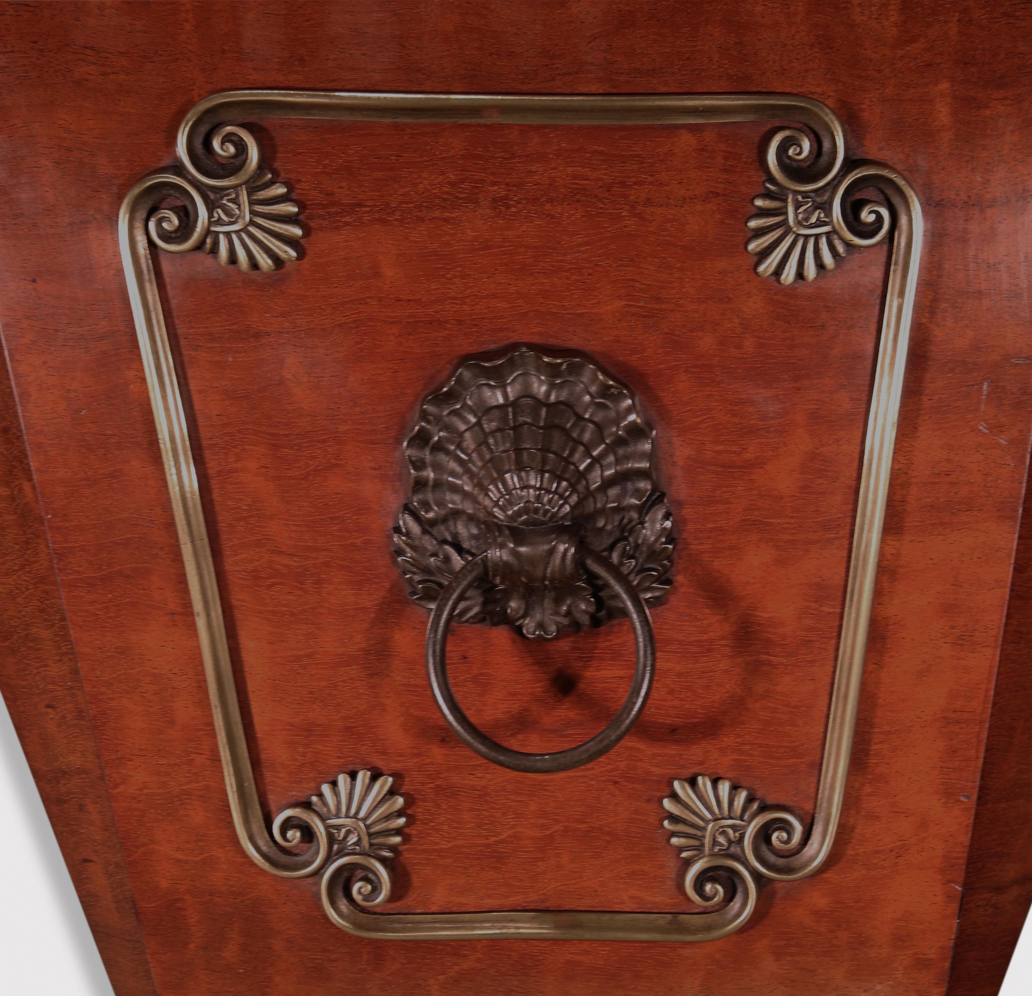 Antique Regency period mahogany cellarette In Good Condition For Sale In London, GB