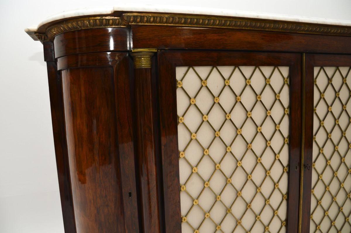Buffet ancien à plateau en marbre d'époque Régence en vente 3