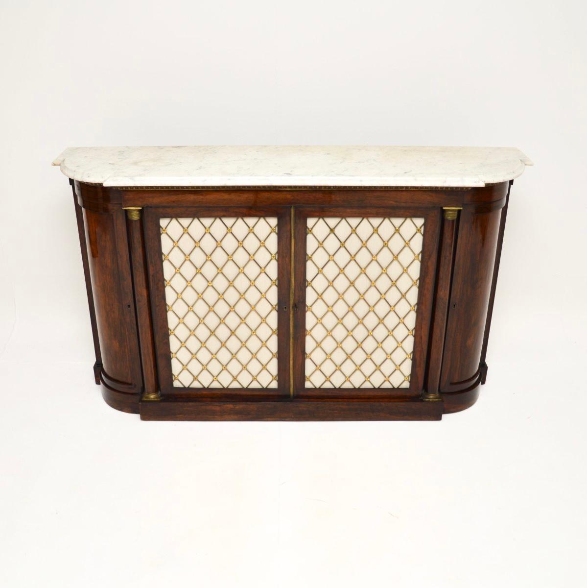 Superbe buffet en marbre d'époque Régence. Fabriqué en Angleterre, il date de la période 1815-1830.

Il est extrêmement bien fait, avec des portes avant en laiton et des montures en métal doré de très haute qualité, qui présentent des détails