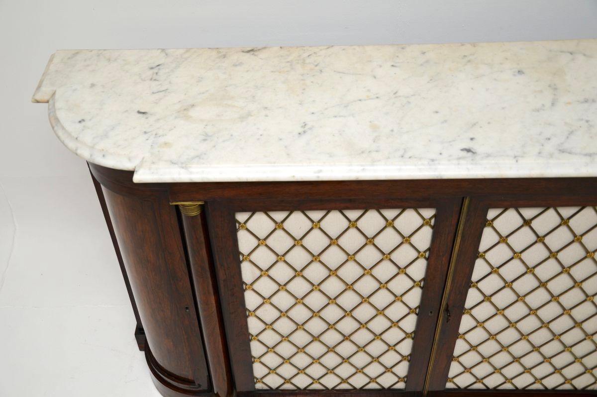 Marbre Buffet ancien à plateau en marbre d'époque Régence en vente