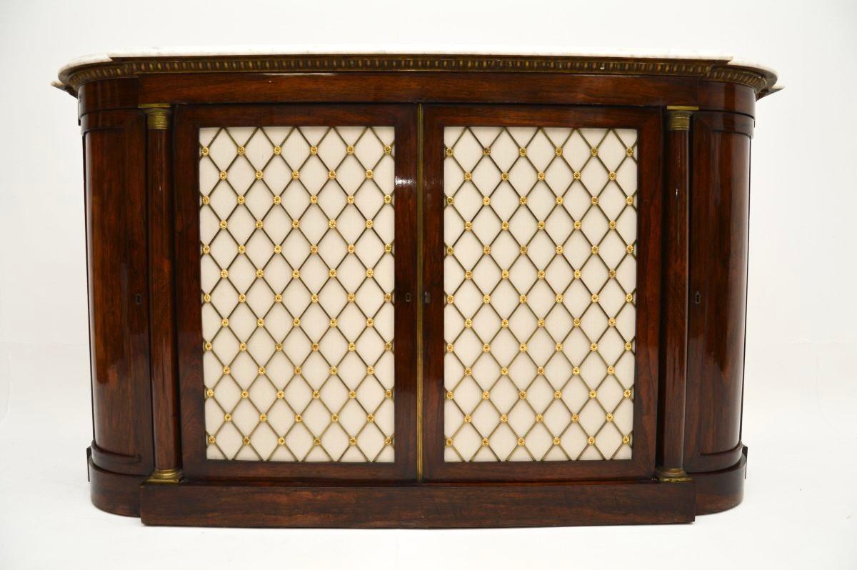 Buffet ancien à plateau en marbre d'époque Régence en vente 2
