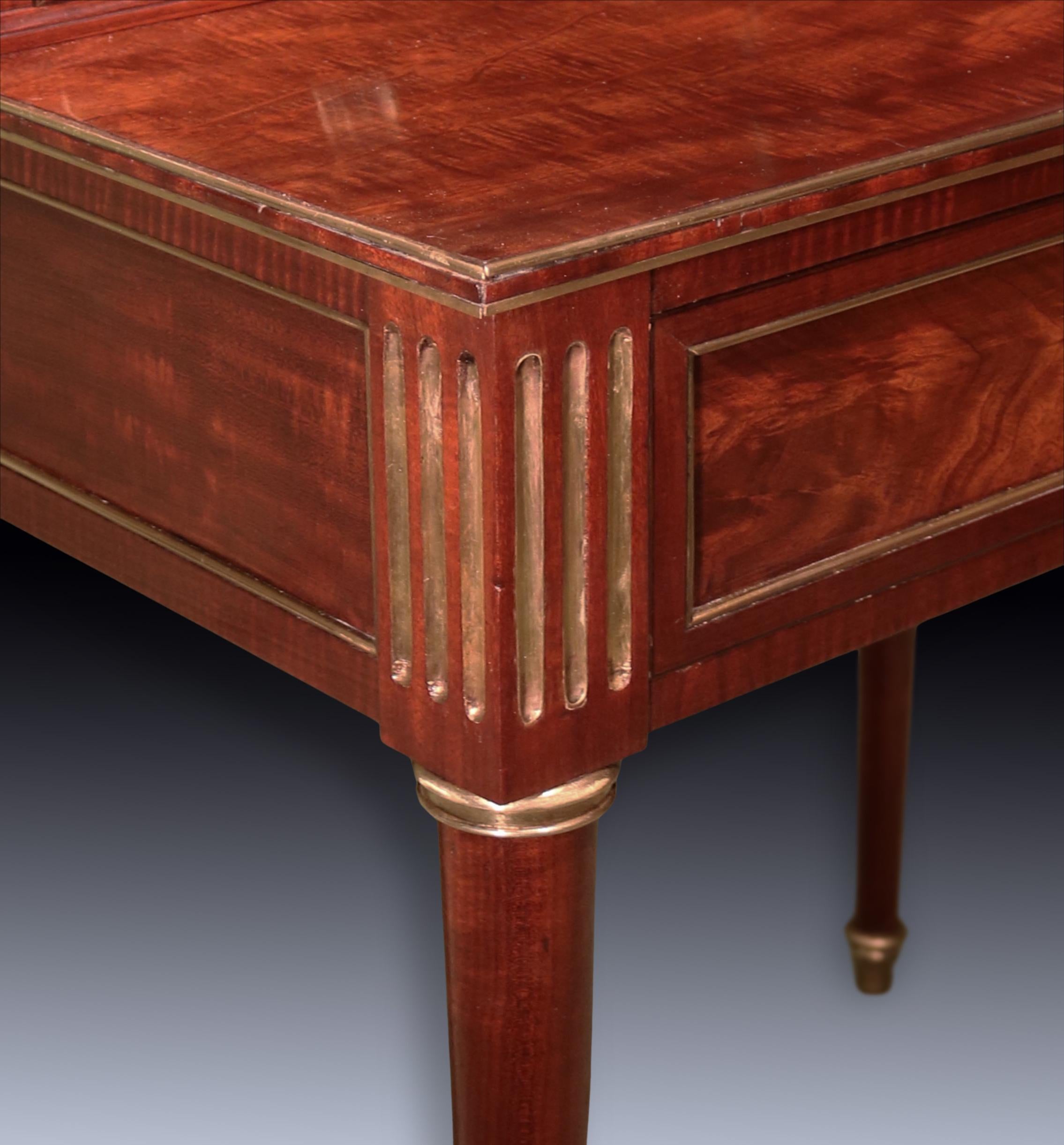 XIX secolo Antica coppia di bonheur du jours in mogano con schienale a violino del periodo Regency in vendita