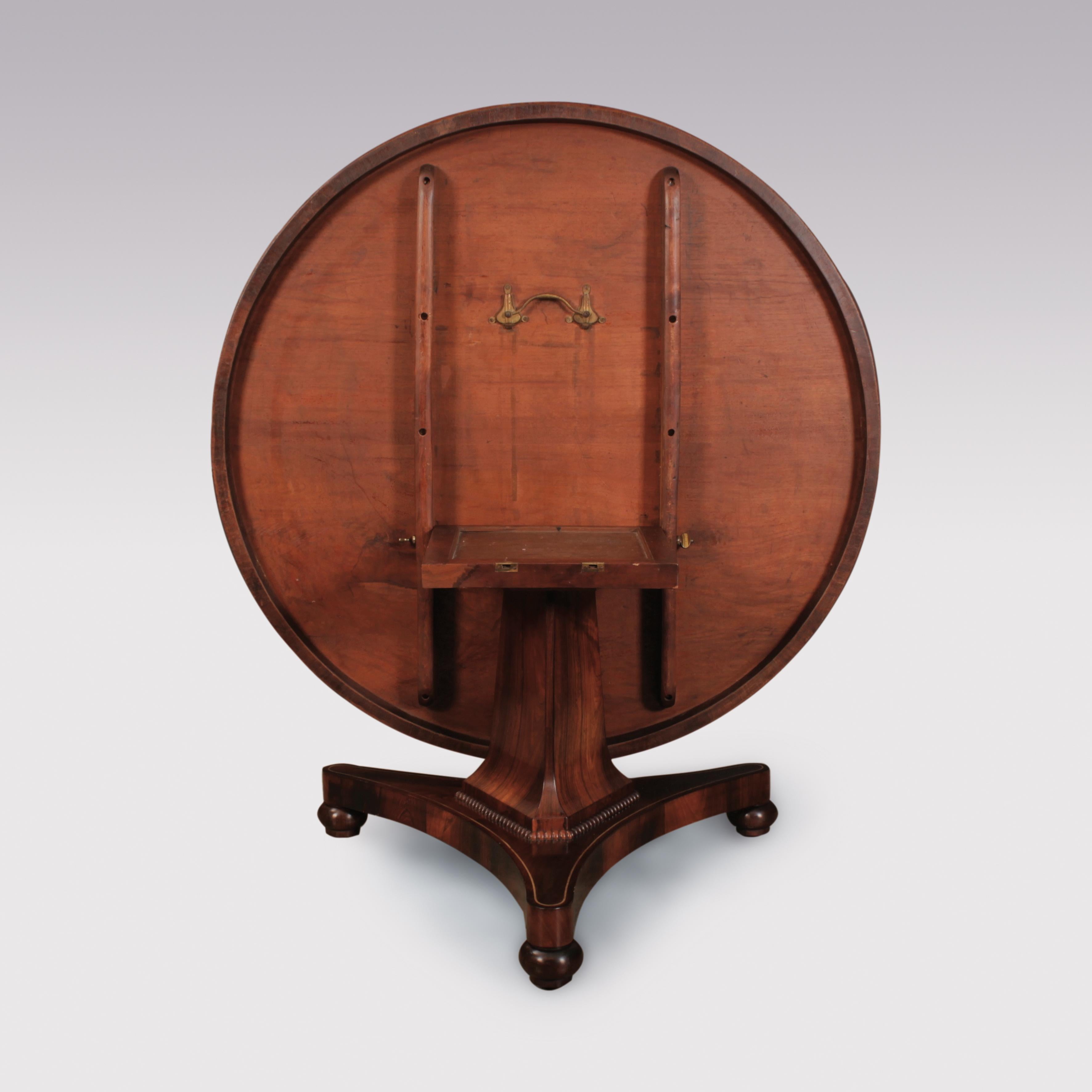 Bois de rose Table de petit déjeuner ou de centre d'appoint ancienne d'époque Régence en bois de rose et laiton incrusté en vente