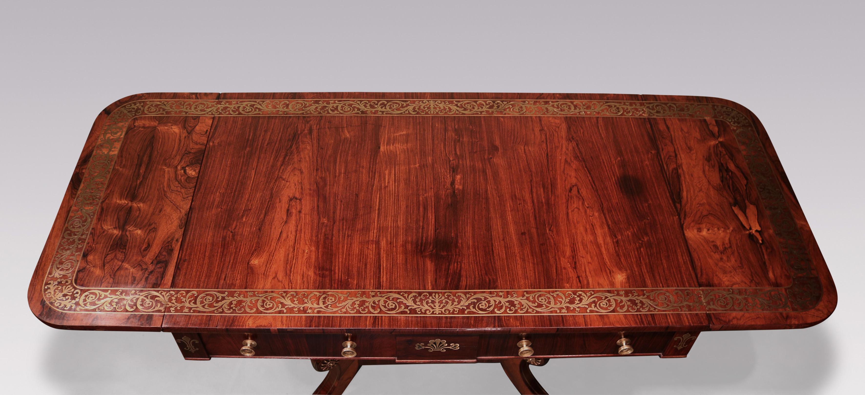 Regency Ancienne table de canapé en palissandre et laiton incrusté d'époque Régence en vente