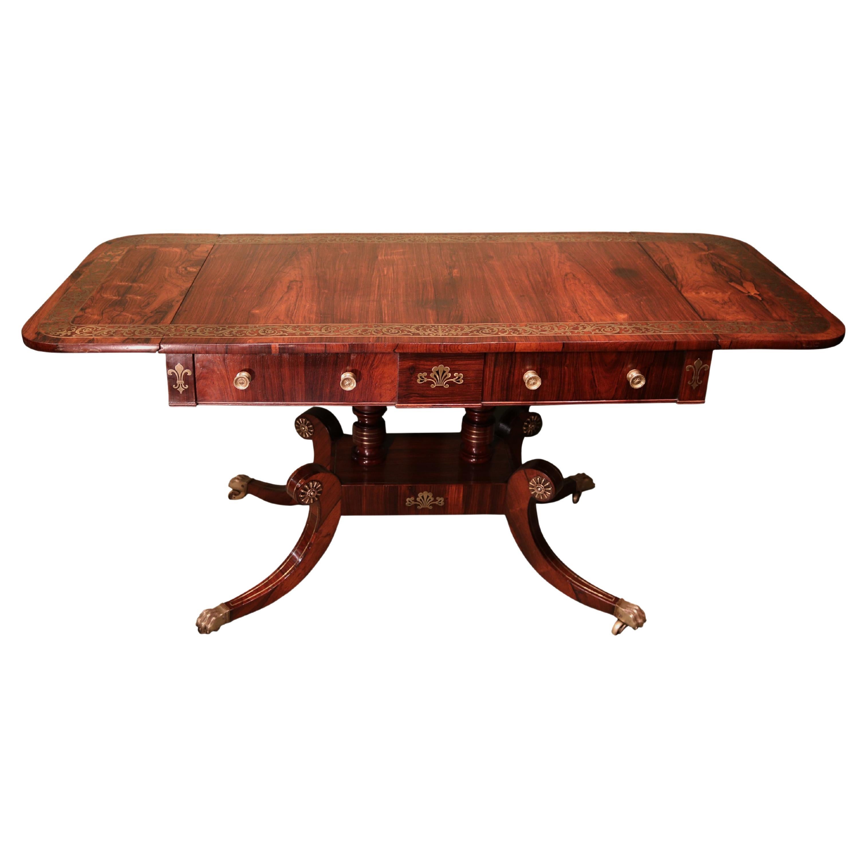 Ancienne table de canapé en palissandre et laiton incrusté d'époque Régence en vente