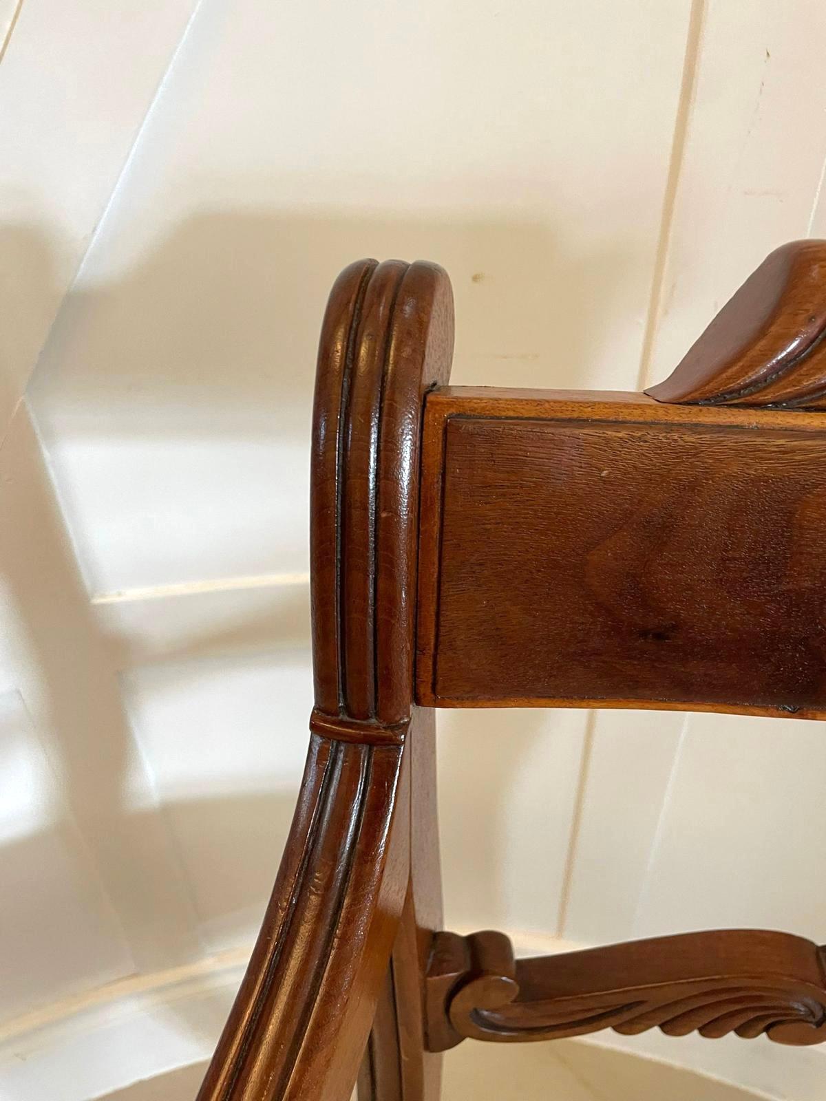 XIXe siècle  Chaise de bureau ancienne en acajou sculpté de qualité Régence  en vente