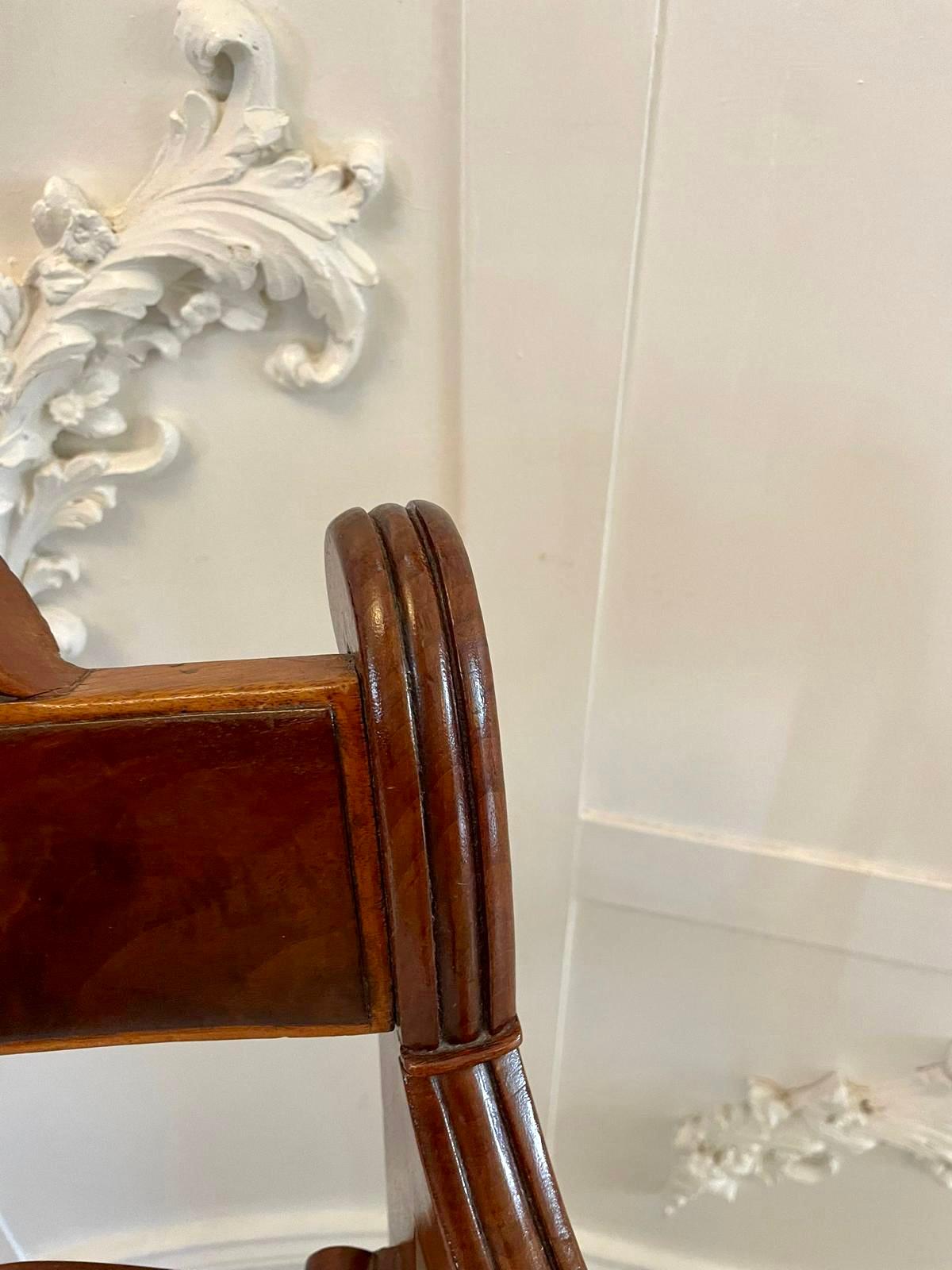Autre  Chaise de bureau ancienne en acajou sculpté de qualité Régence  en vente