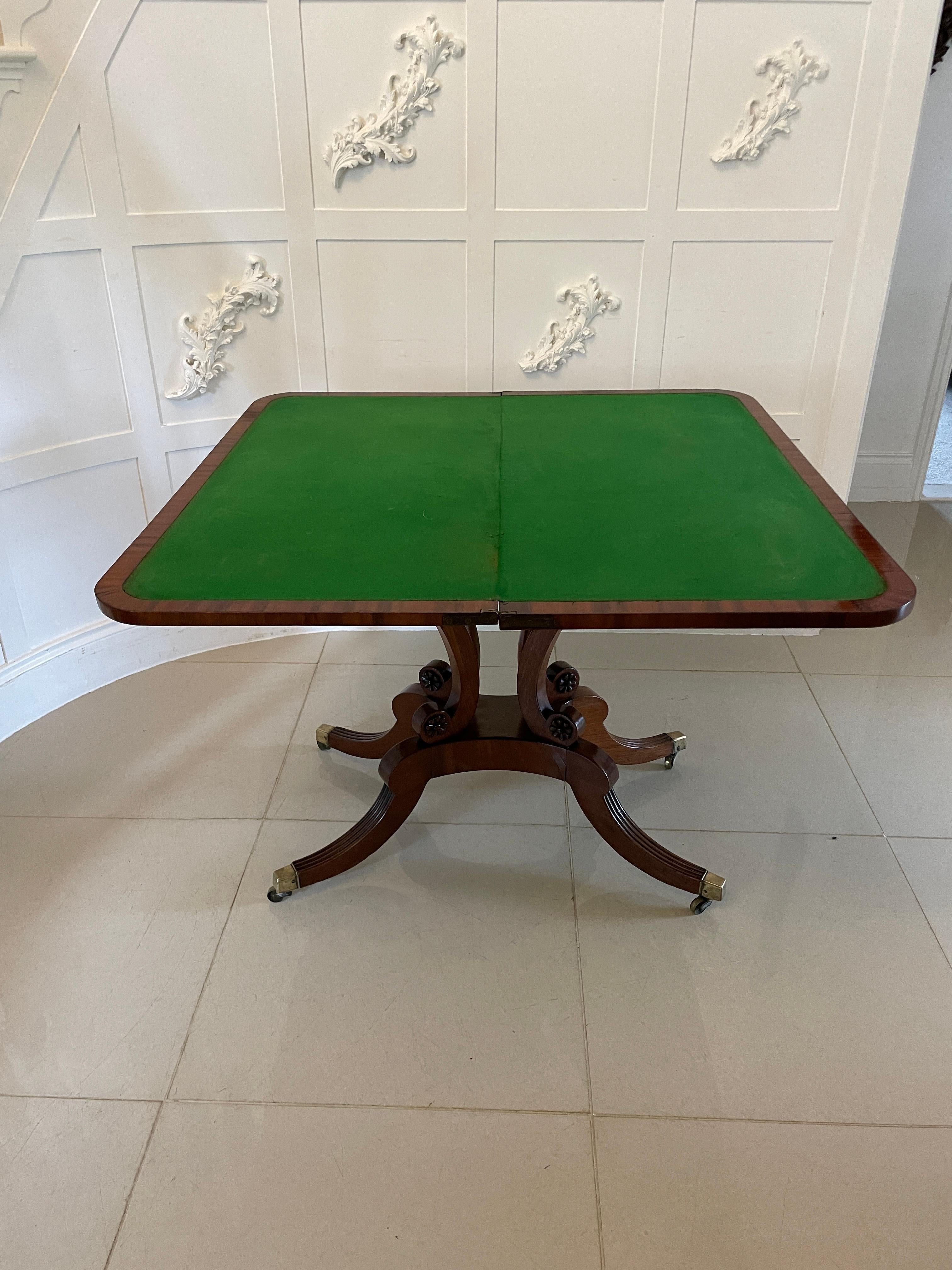 Table à cartes ancienne de style Régence en acajou, avec un plateau pivotant en acajou figuré à bandes croisées s'ouvrant pour révéler une frise en acajou vert baize avec un bord mouluré soutenu par des supports à volutes en acajou sculpté de forme