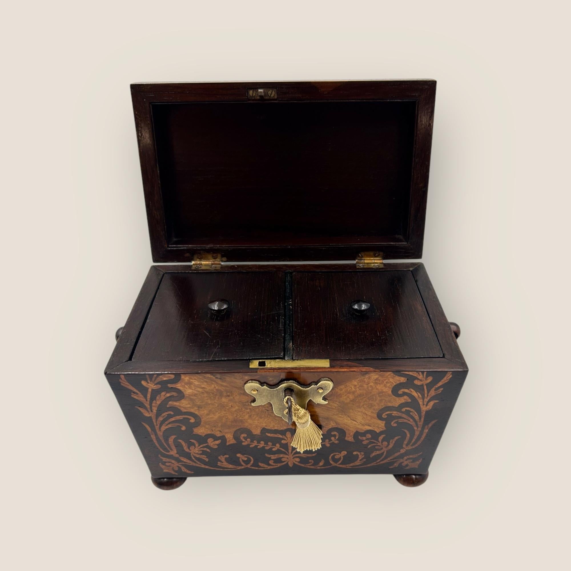 Britannique Ancienne boîte à thé Regency en bois de rose et marqueterie en vente