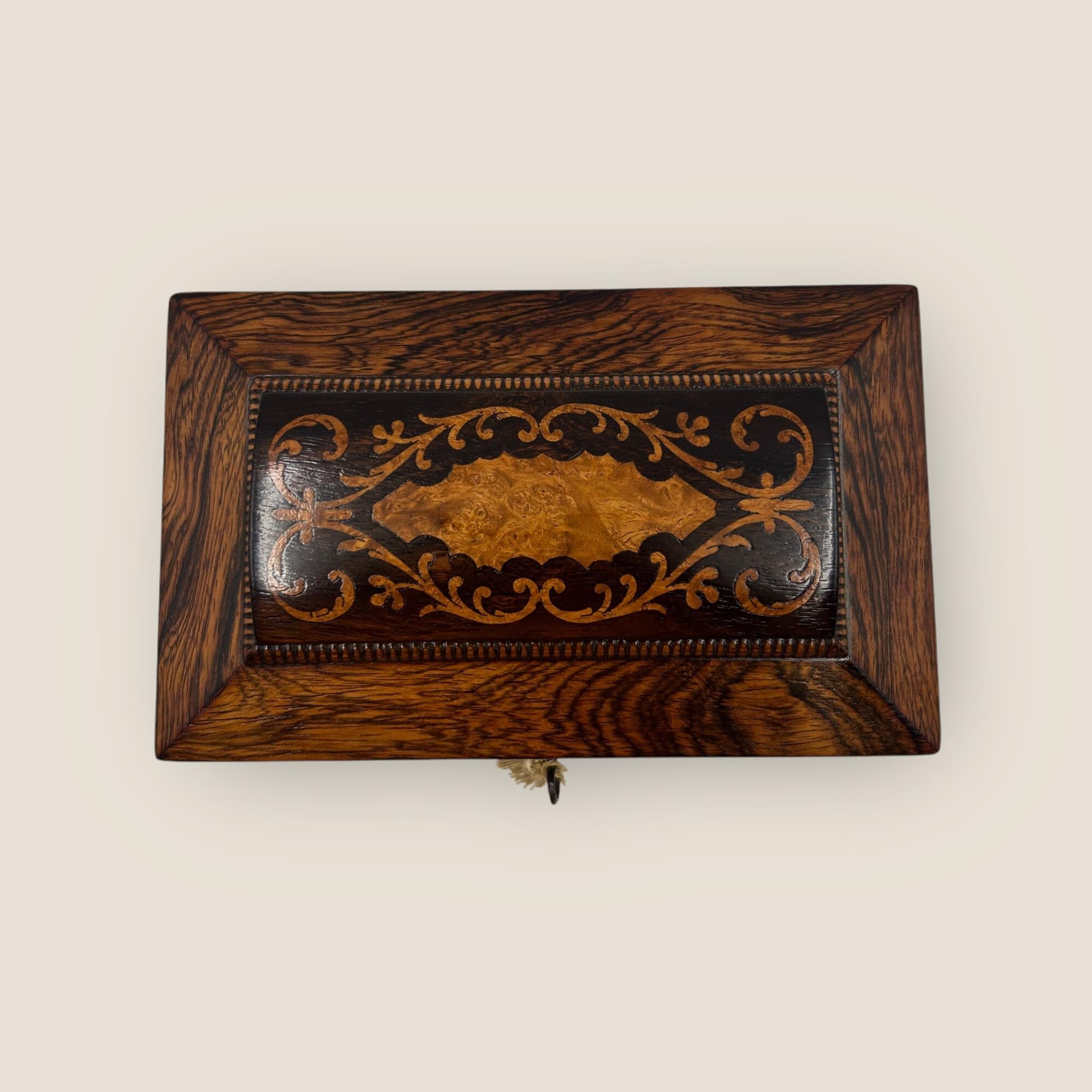 Ancienne boîte à thé Regency en bois de rose et marqueterie en vente 1