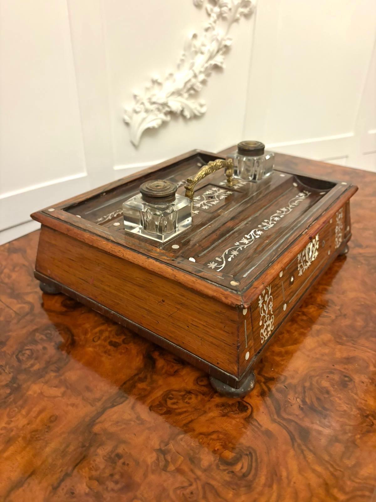 Antico set da scrittura intarsiato in palissandro Regency con calamai in vendita 2