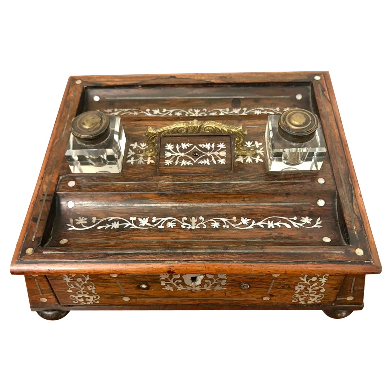 Antico set da scrittura intarsiato in palissandro Regency con calamai in vendita