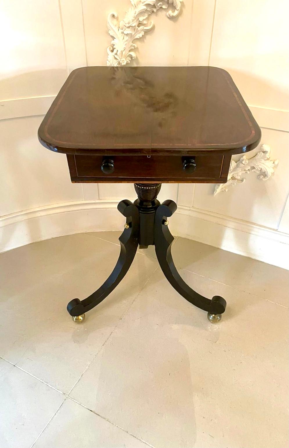 Ancienne table à lampe Regency en bois de rose en vente 1