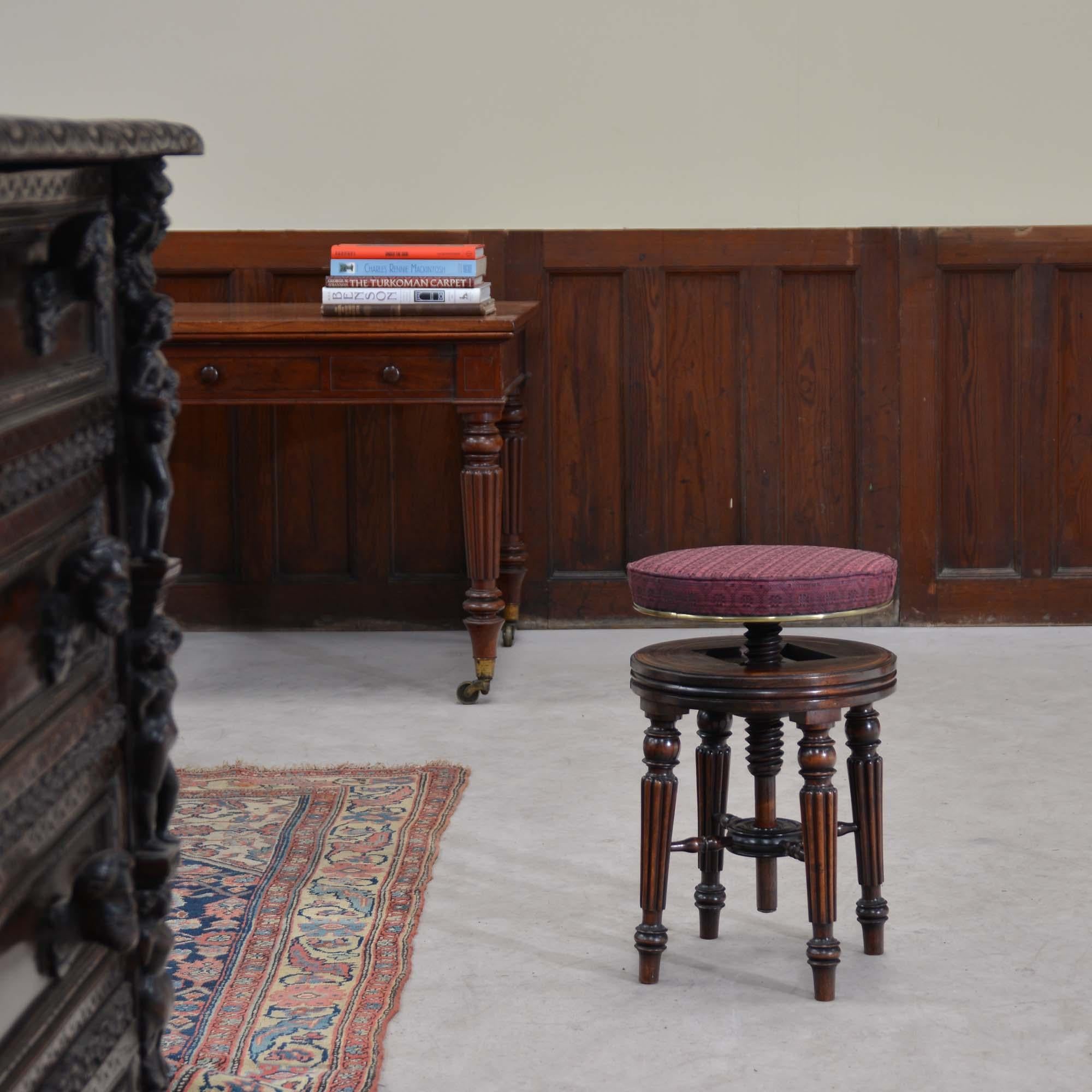 Anglais Tabouret de musique ancien en bois de rose de style Régence en vente