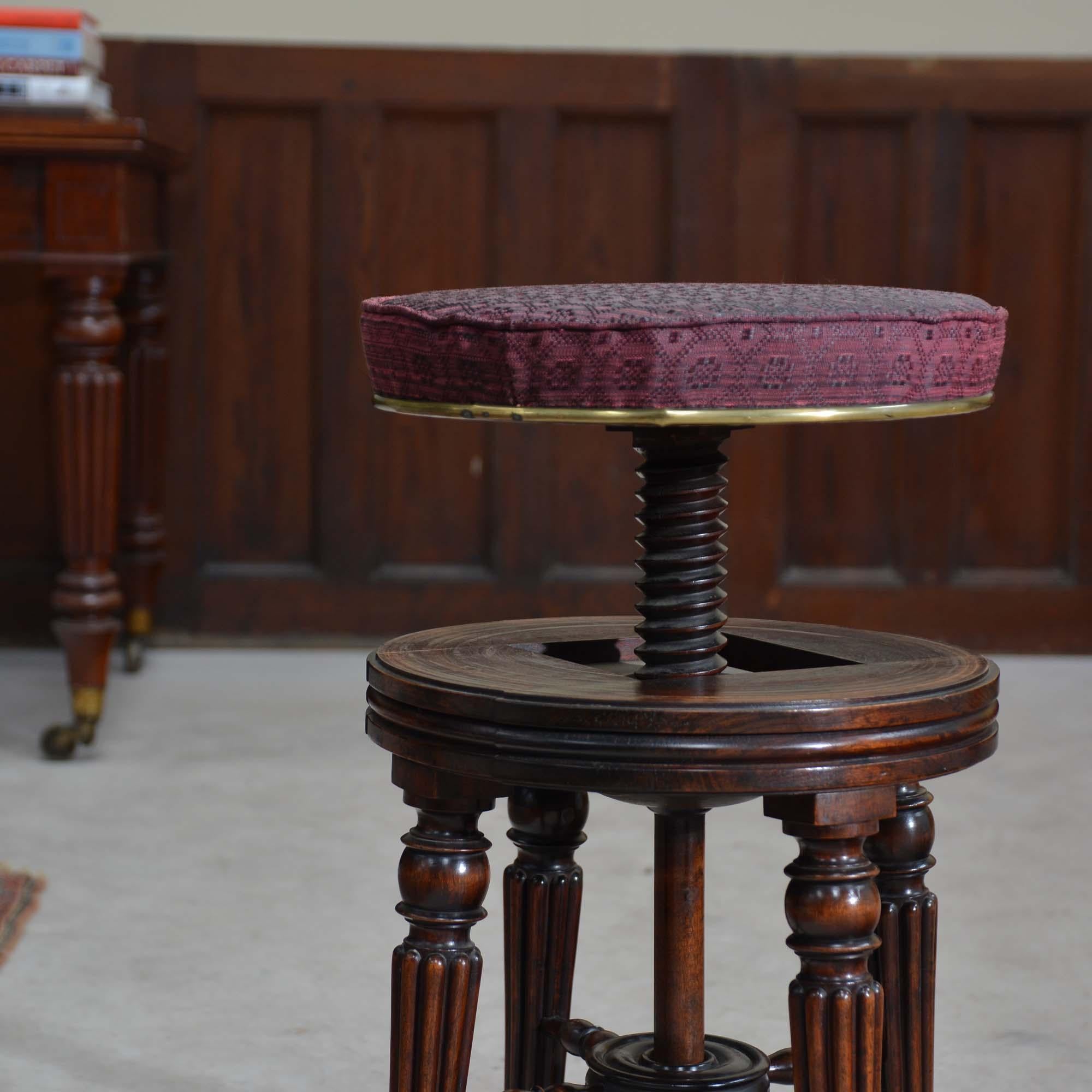 Tabouret de musique ancien en bois de rose de style Régence en vente 1