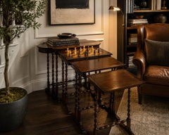 Ensemble de quatre tables gigognes « Quartetto » en bois de rose de style Régence, avec table d'échecs intégrée