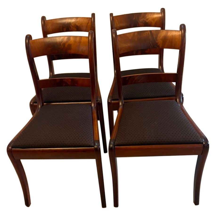 Ensemble de quatre chaises de salle à manger anciennes de style Régence, en acajou, avec dossier en forme de bar et pieds en forme de sabre