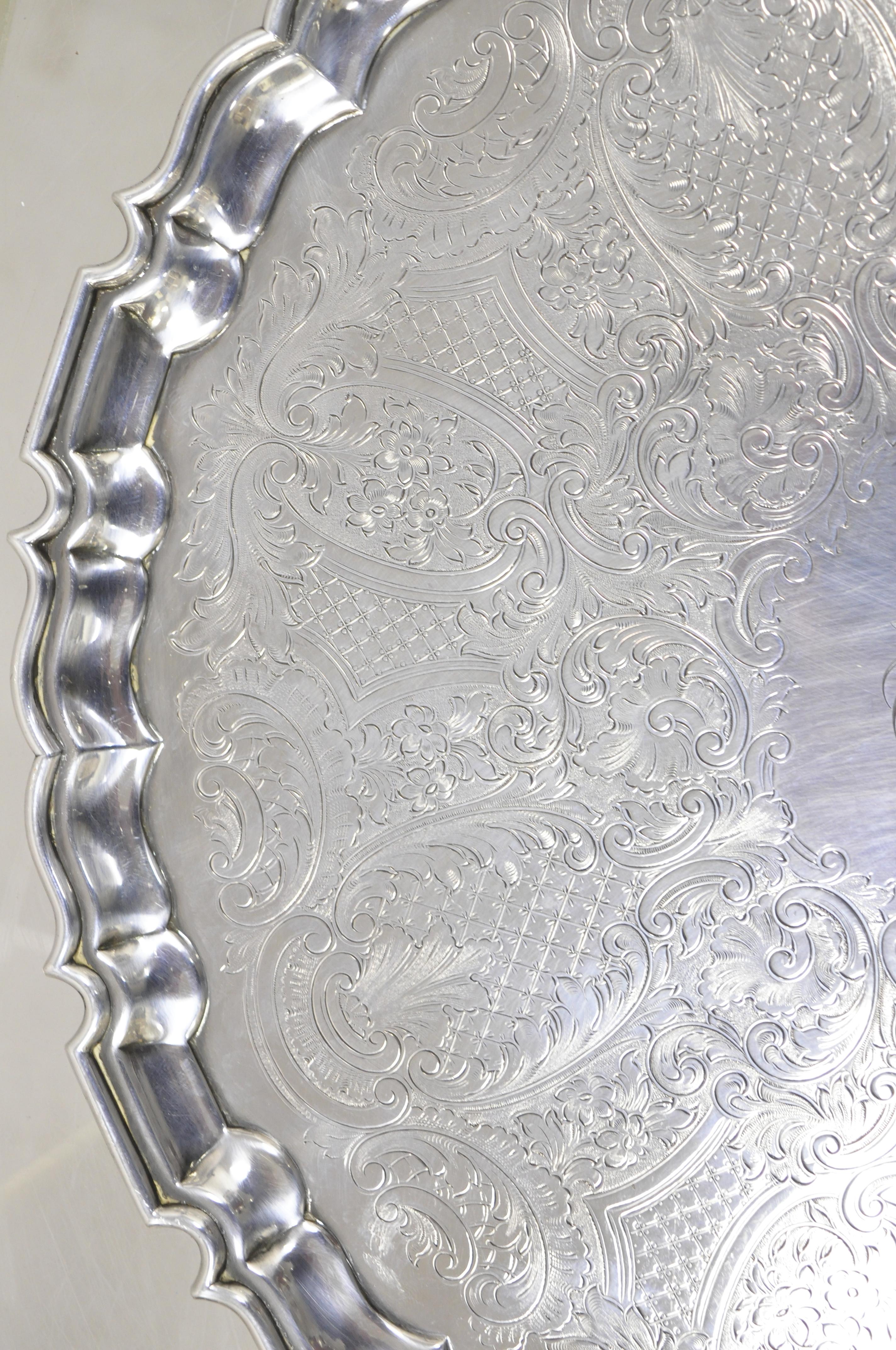 Antikes antikes Regency-Silbertablett mit geblümtem Schnörkelrand, versilbert im Zustand „Gut“ im Angebot in Philadelphia, PA