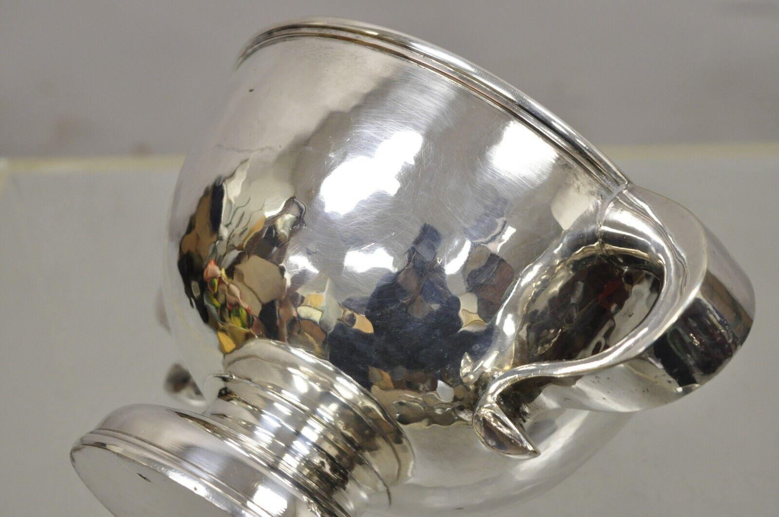 20ième siècle Coupe Trophée à deux poignées épaisses, martelée à la main, de style Régence antique, plaquée argent en vente