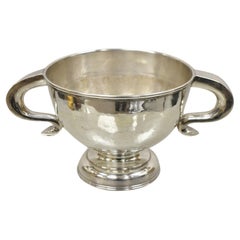 Cuenco trofeo con dos asas gruesas martilladas a mano, chapado en plata, de la antigua Regencia