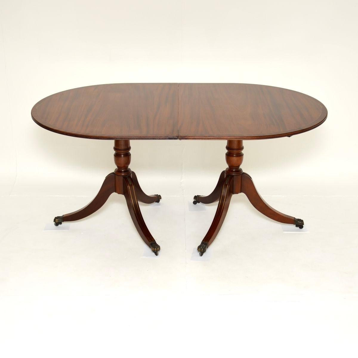 Intarsio Antico tavolo da pranzo allungabile intarsiato in ottone in stile Regency in vendita