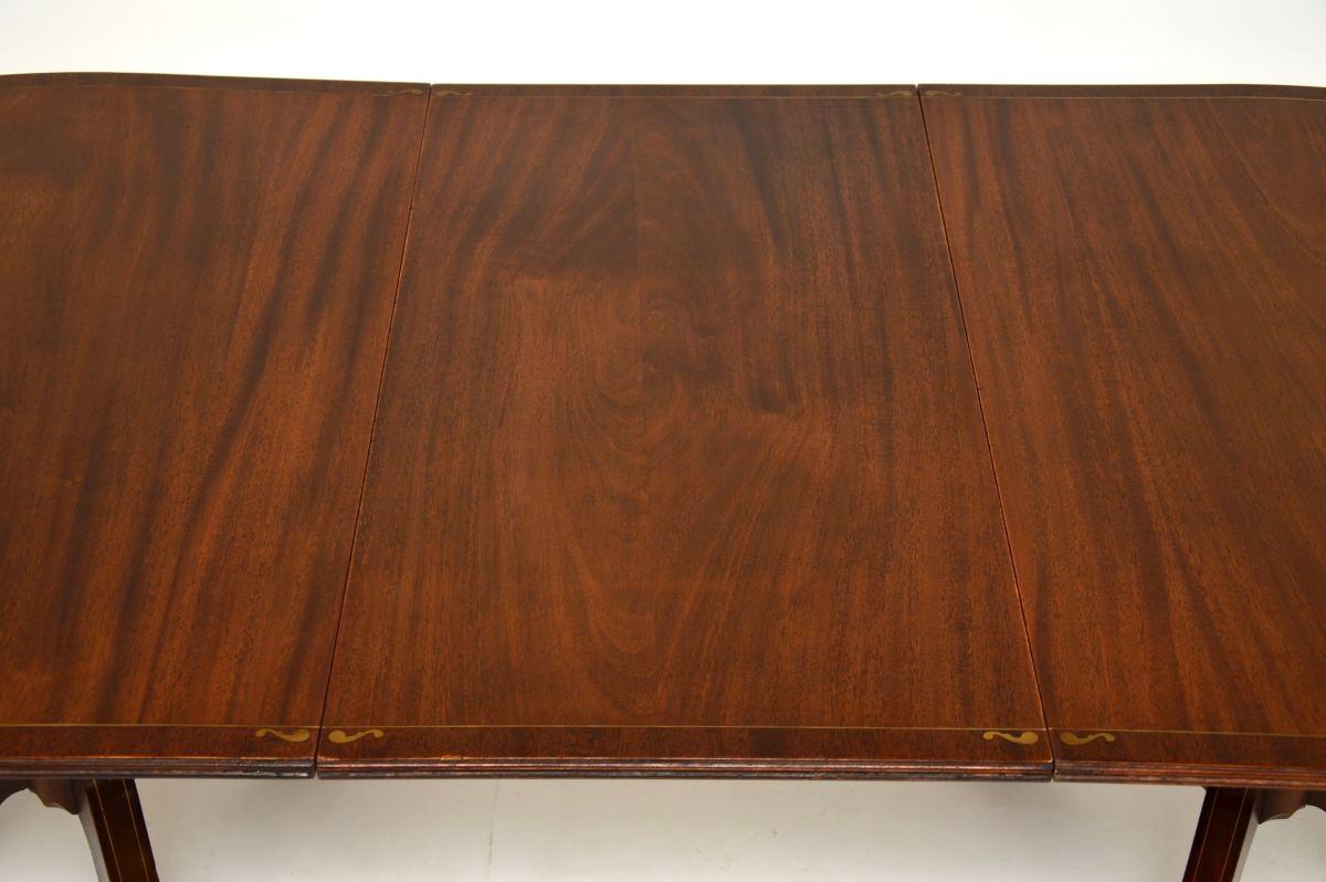 Metà XX secolo Antico tavolo da pranzo allungabile intarsiato in ottone in stile Regency in vendita