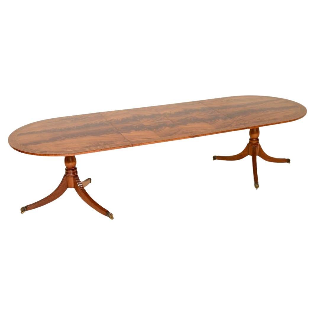 Antico tavolo da pranzo allungabile intarsiato in ottone in stile Regency in vendita