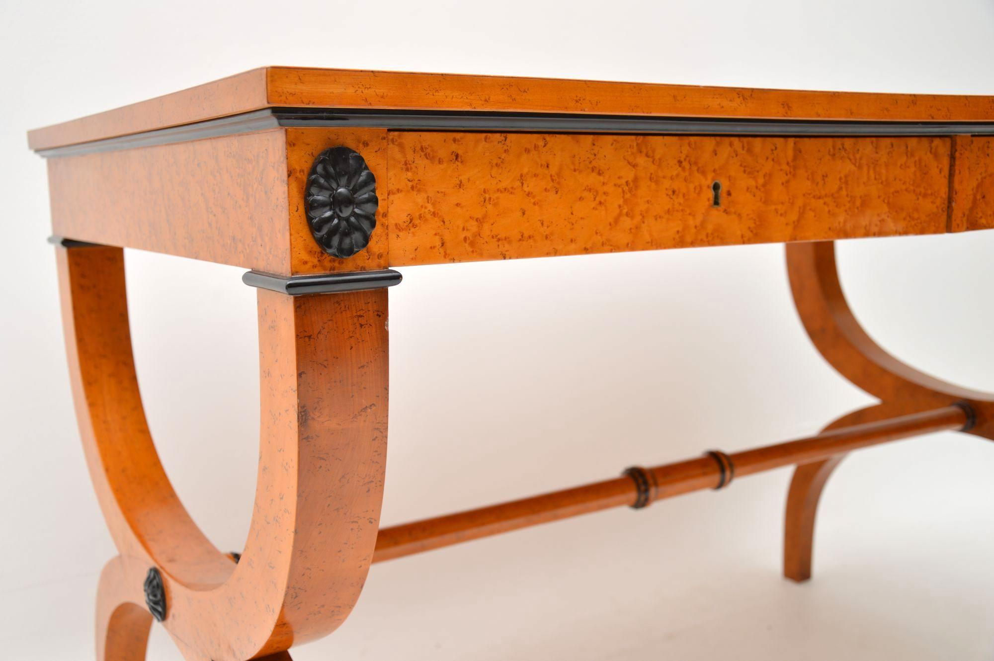 Antique Regency Style Burr Maple Leather Top Writing Table In Good Condition In London, GB