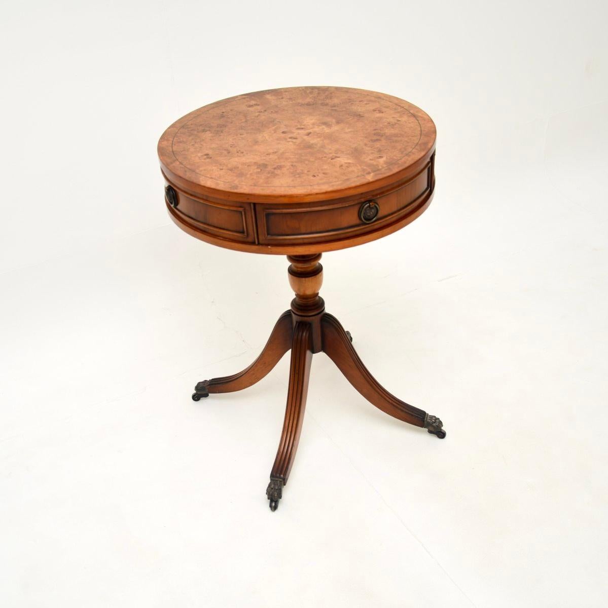 Très belle table à tambour ancienne en ronce de noyer de style Regency. Il a été fabriqué en Angleterre, il date des années 1930 environ.

Il s'agit d'une taille très utile pour servir de table d'appoint ou de table basse, et il est de très bonne