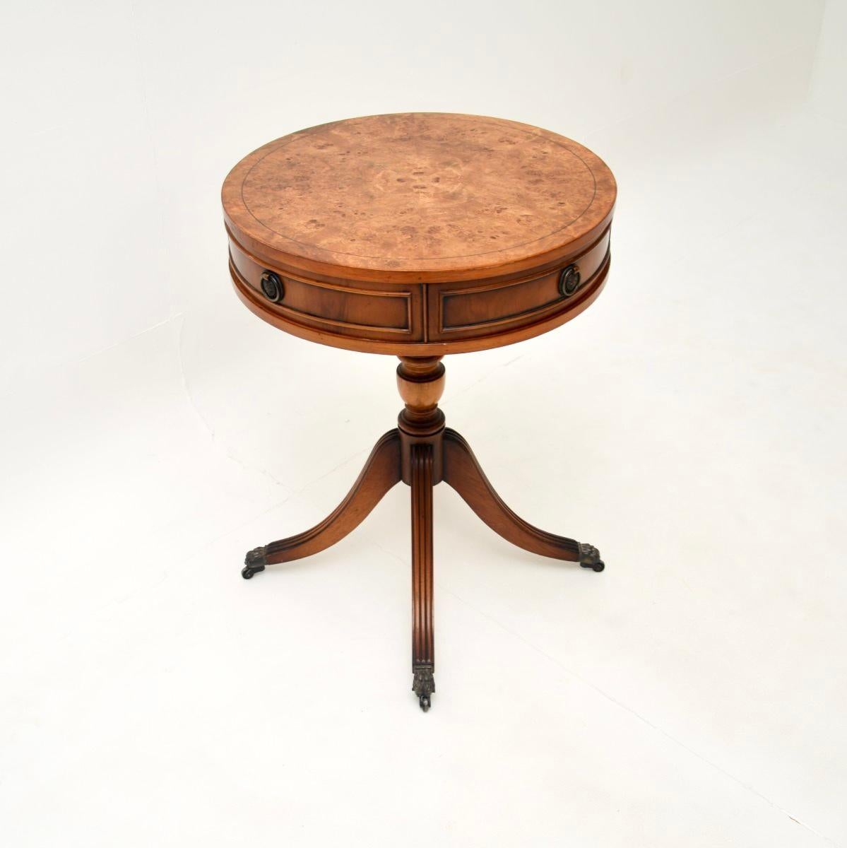 Britannique Ancienne table à tambour en ronce de noyer de style Regency en vente