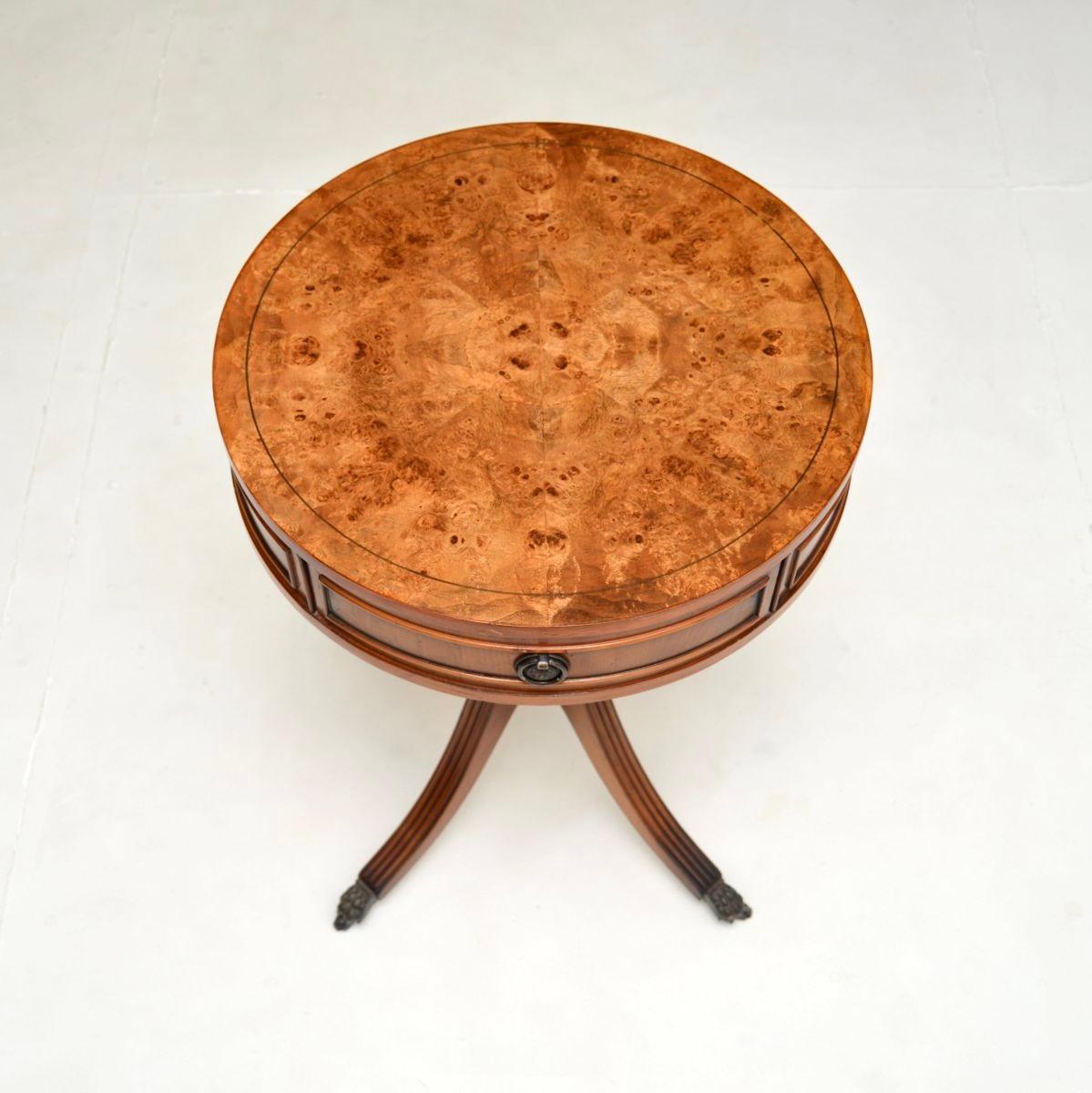 Ancienne table à tambour en ronce de noyer de style Regency Bon état - En vente à London, GB