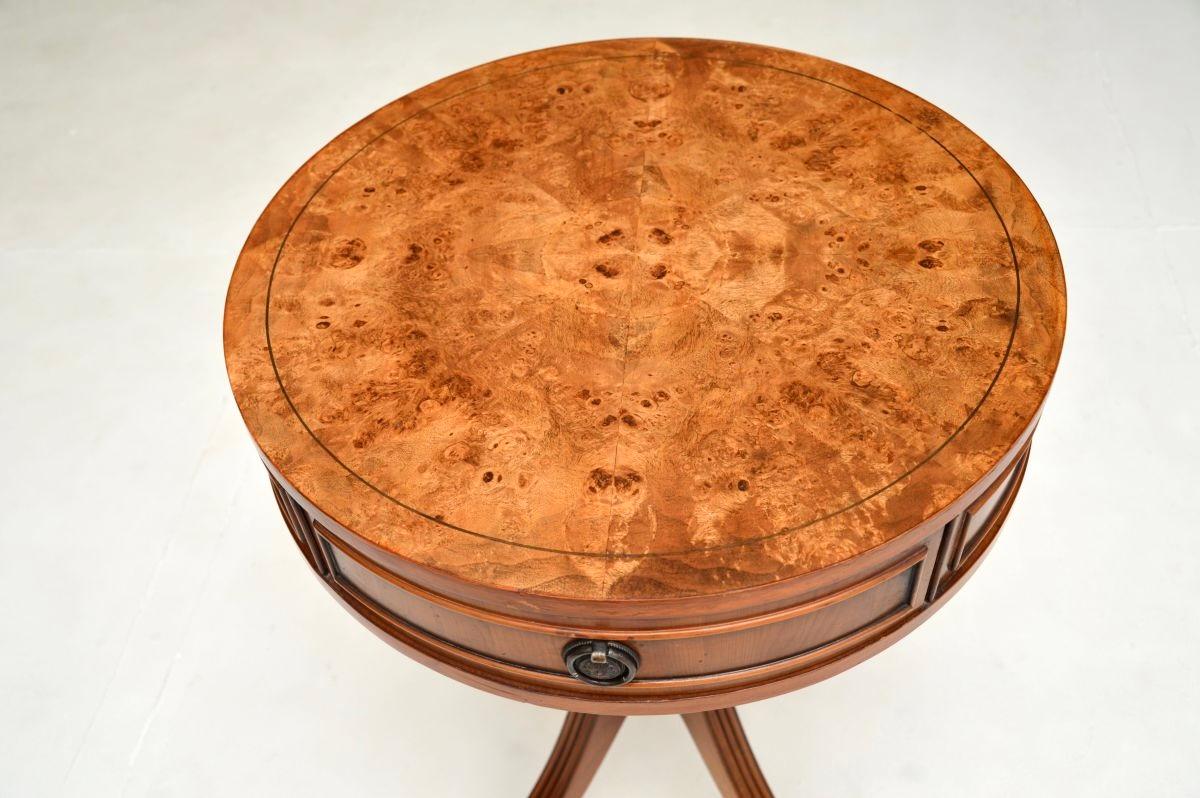 Milieu du XXe siècle Ancienne table à tambour en ronce de noyer de style Regency en vente