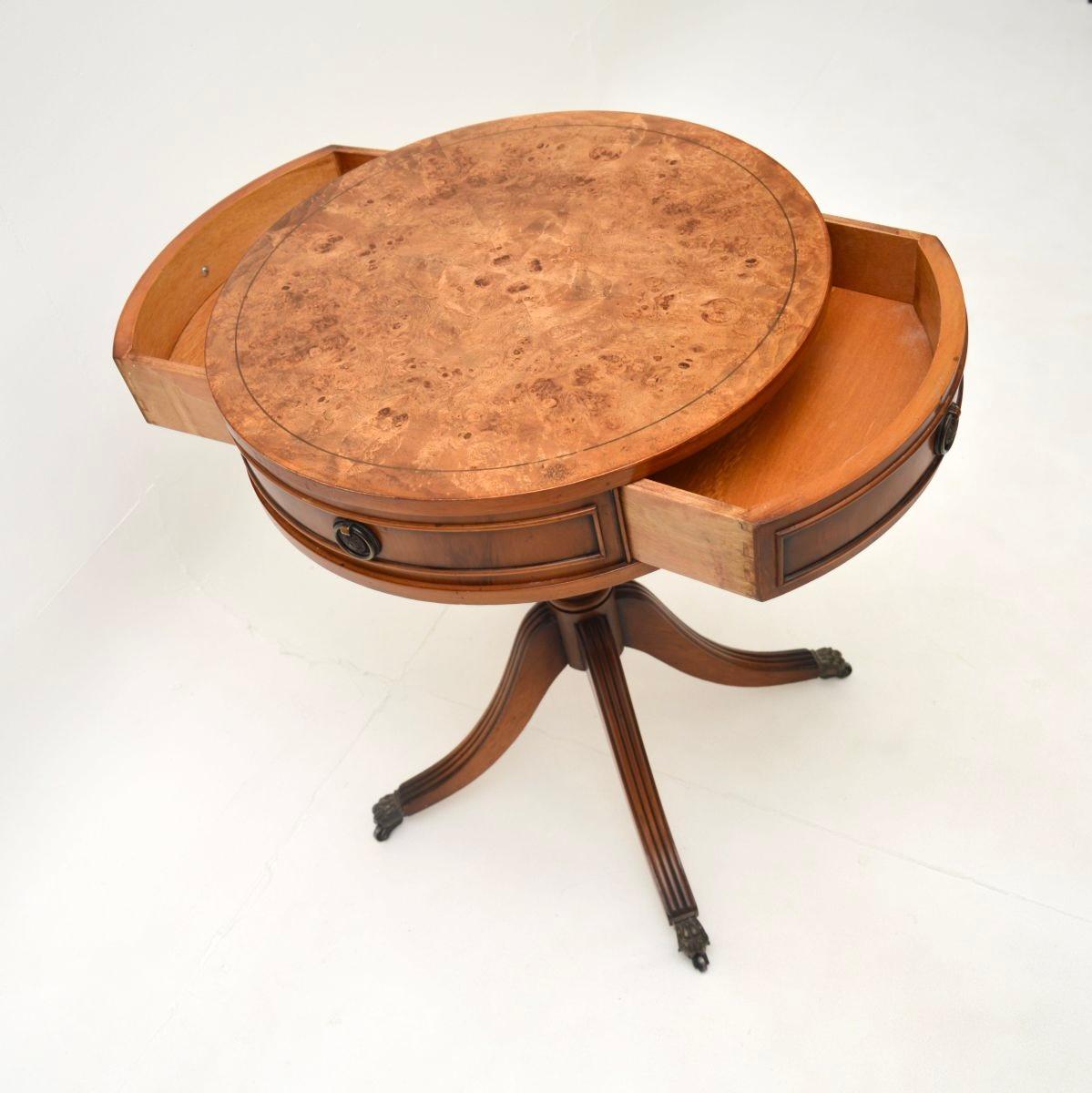 Noyer Ancienne table à tambour en ronce de noyer de style Regency en vente