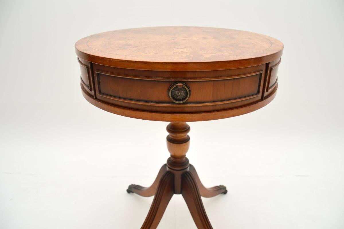 Ancienne table à tambour en ronce de noyer de style Regency en vente 1