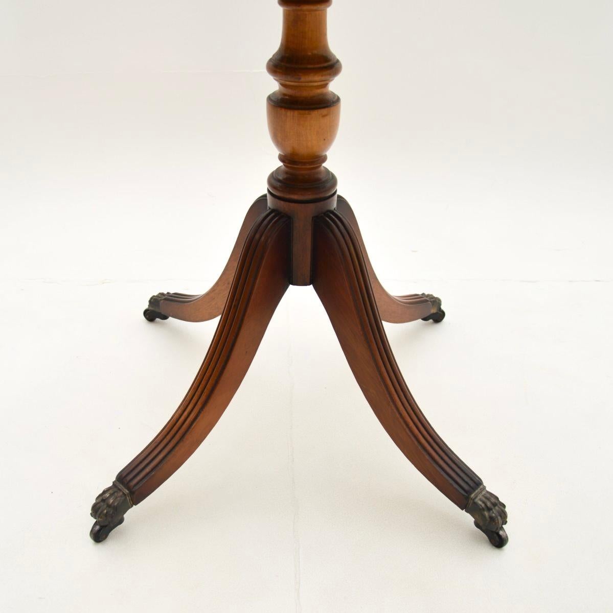 Ancienne table à tambour en ronce de noyer de style Regency en vente 2