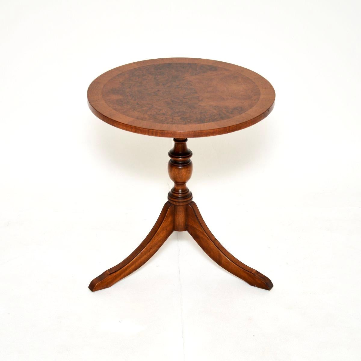 Magnifique table d'appoint en ronce de noyer de style Regency. Il a été fabriqué en Angleterre, il date des années 1950 environ.

Il est de très bonne qualité, le plateau circulaire présente de magnifiques veinures de ronce de noyer et des bords à